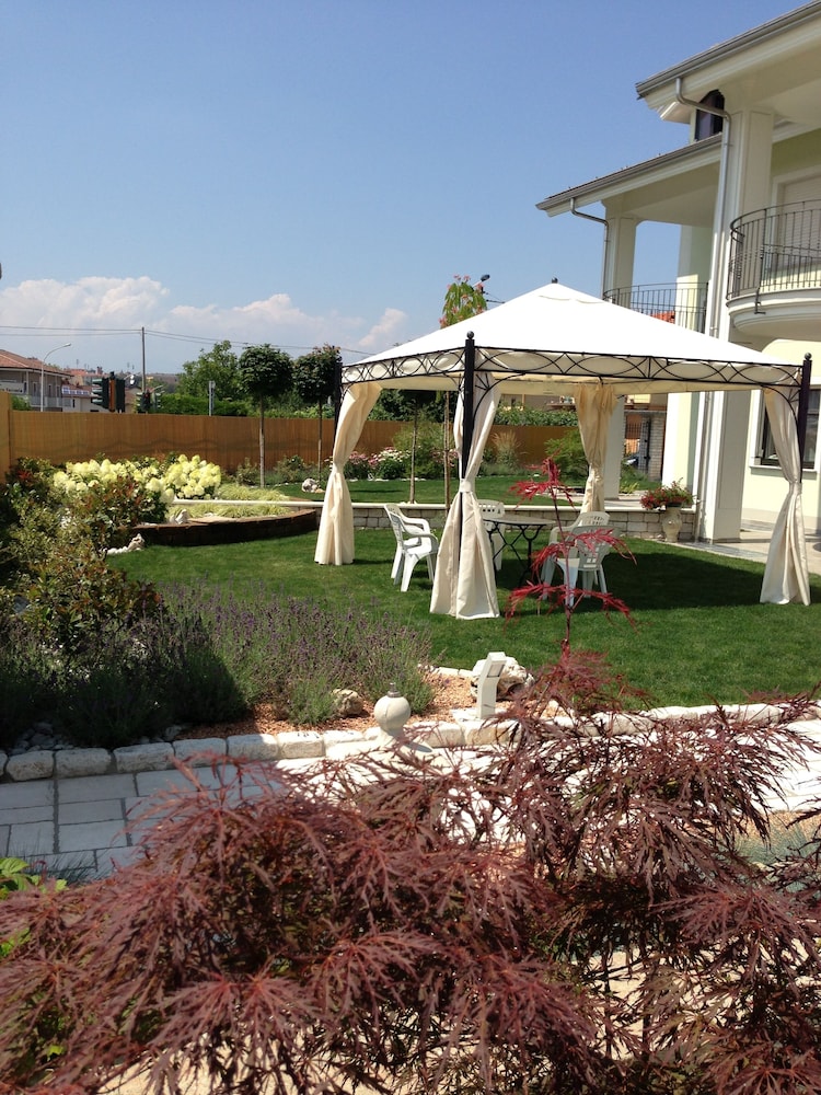 Eremes Rooms & Apartments