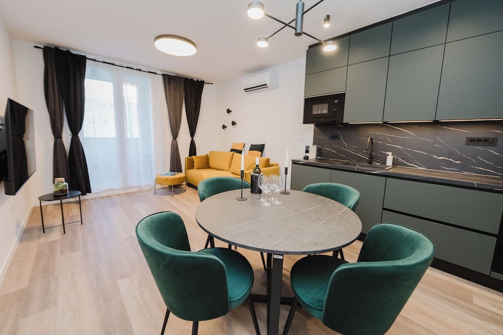 Koi Deluxe, Urban Two Bedroom Oasis