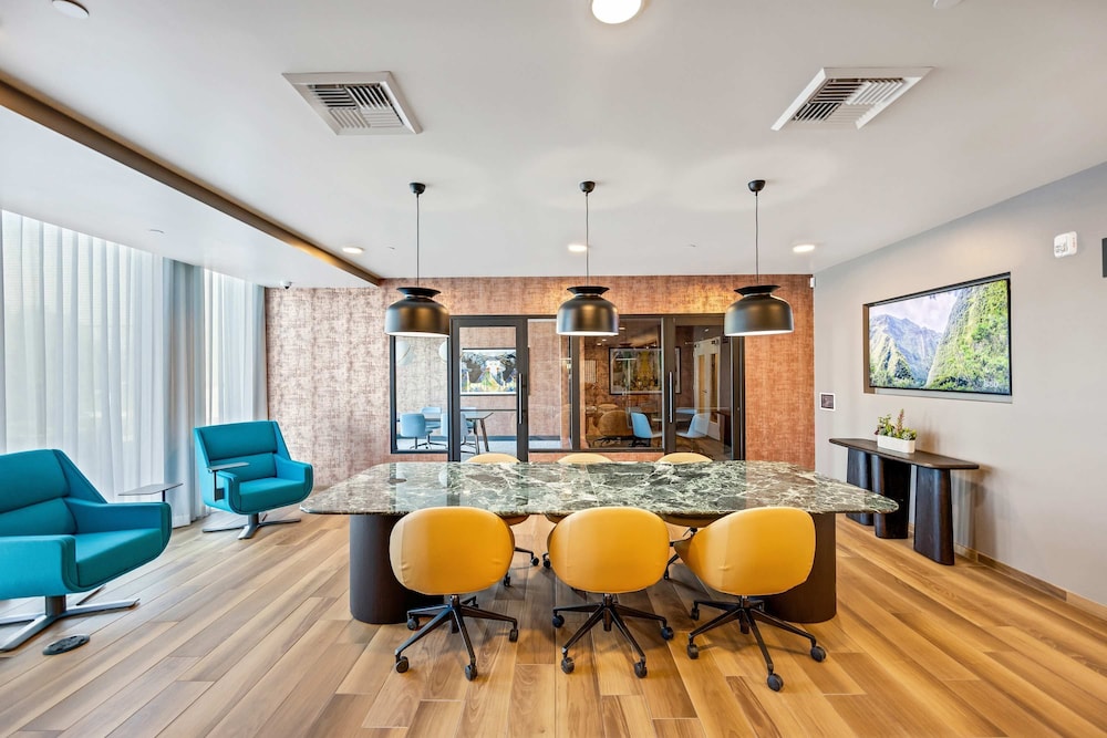 Luxury 3BR Hollywood Sign View by Oneluxstay