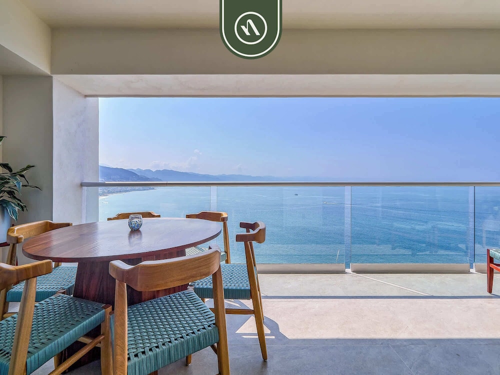Luxury Oceanfront 3 BR Condo - Pools