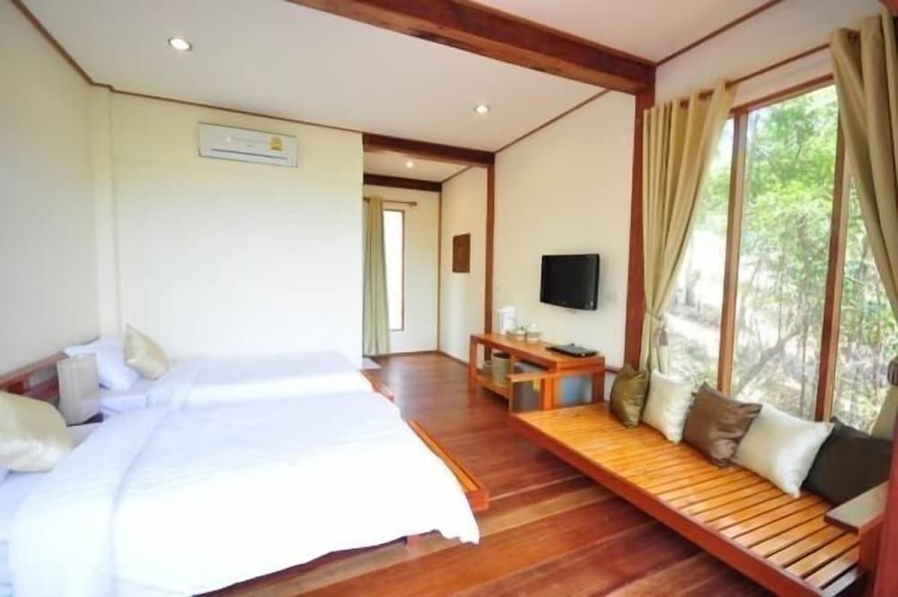 AmaresA Resort & Skybar