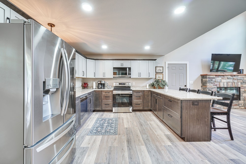 Private Hot Tub: Serene Family Home in Sevierville