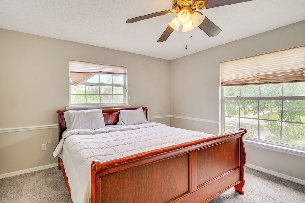 Private Pool & Yard: Family Retreat in Cape Coral