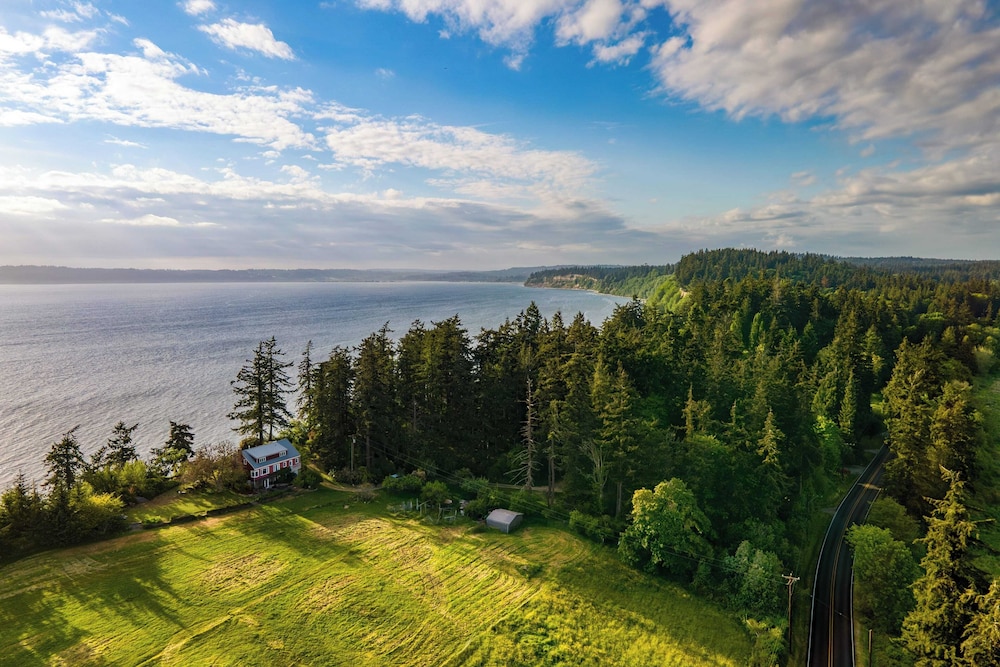 Maxwelton Aerie Bluffside Retreat w/ Sweeping Puget Sound Views + Firepit