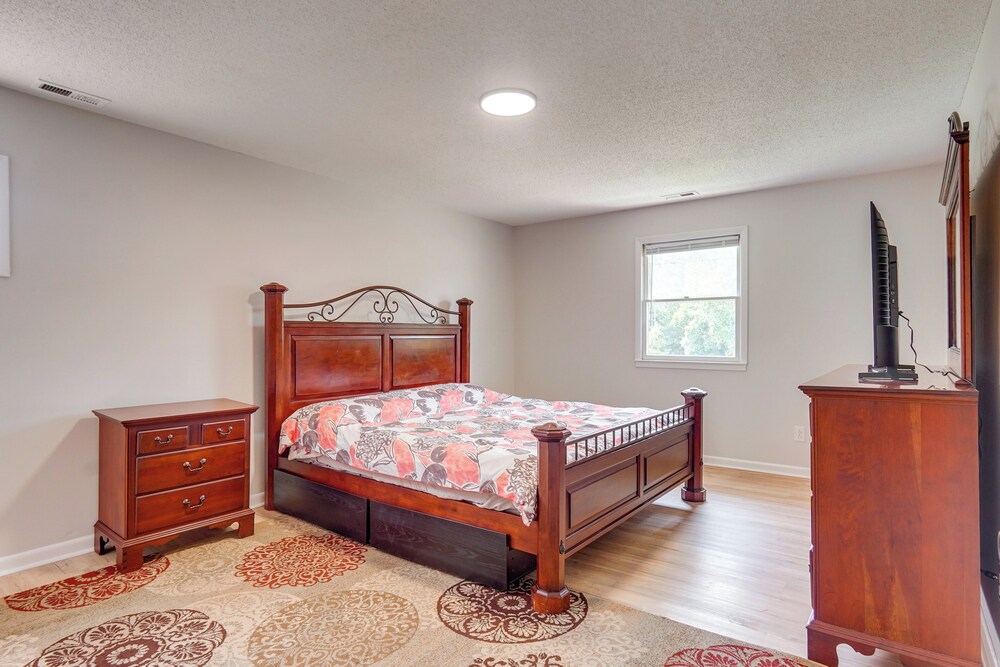Pool & Game Room: Family Retreat in Fayetteville