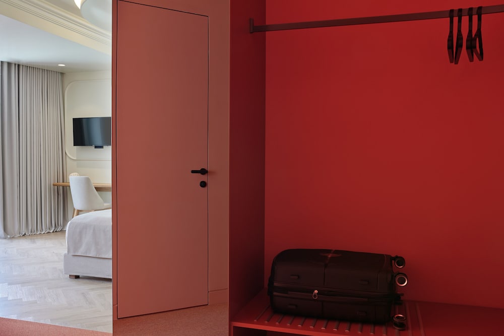 Dwell - Elegant City Stay
