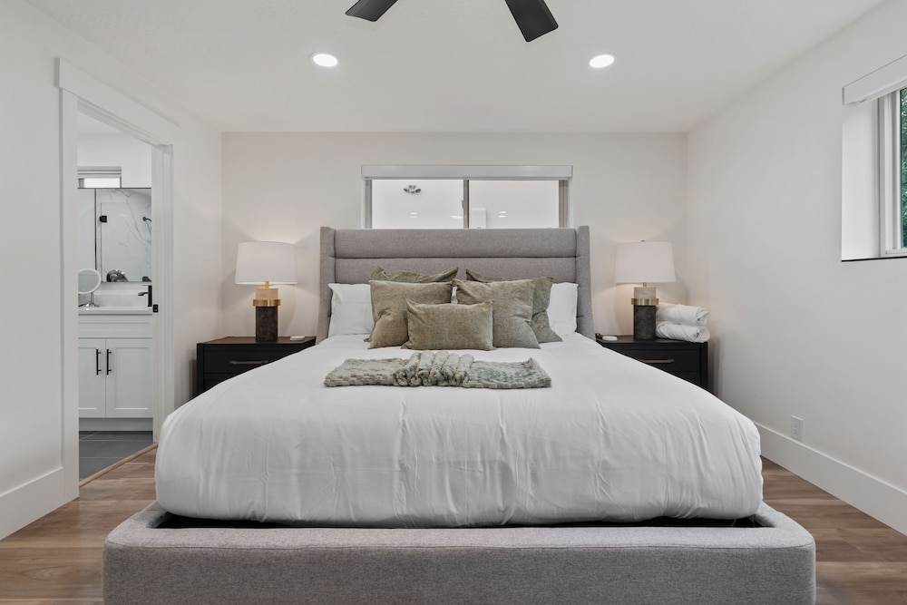 All-new Luxe Stay Views, Sauna & Hot Tub 7 Bedroom Villa
