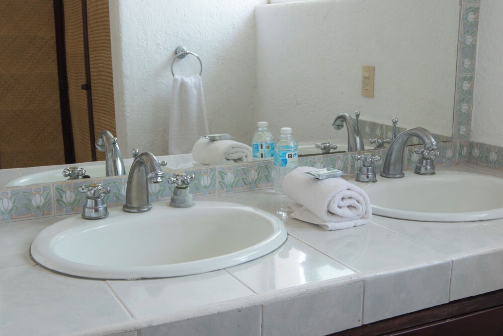 Apt. with Jacuzzi Ixt. Zihuatanejo 3 BR