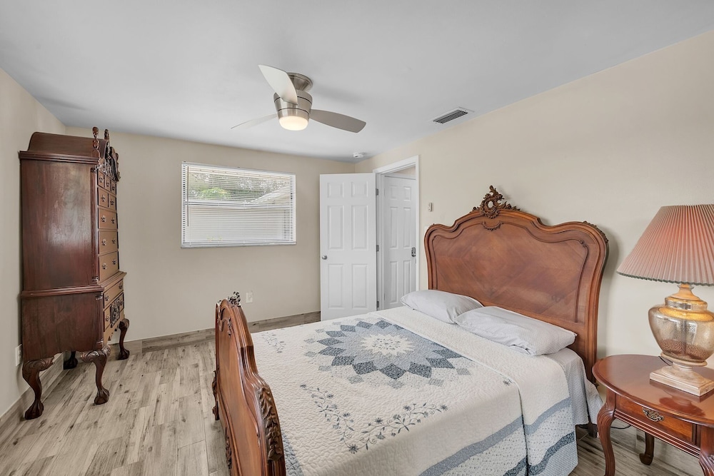 Elwood Park Gem: Spacious 3br Prime Location 3 Bedroom Home