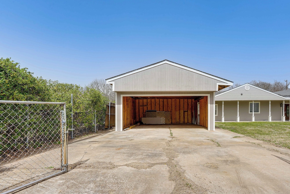 Hot Tub & Fenced Yard: Dog-friendly Gem in Denison