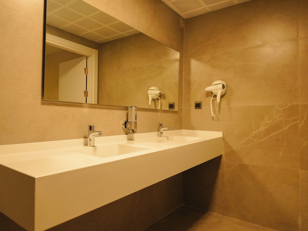 Bonnie City Hotel - Image 27