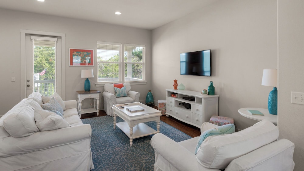 Stunning 4 Bd/4.5 BA - Free Wifi - Easy Walk to Beach