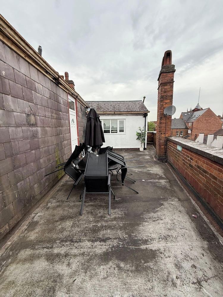2 Bed - Sleeps 6 - Private Balcony - City Centre