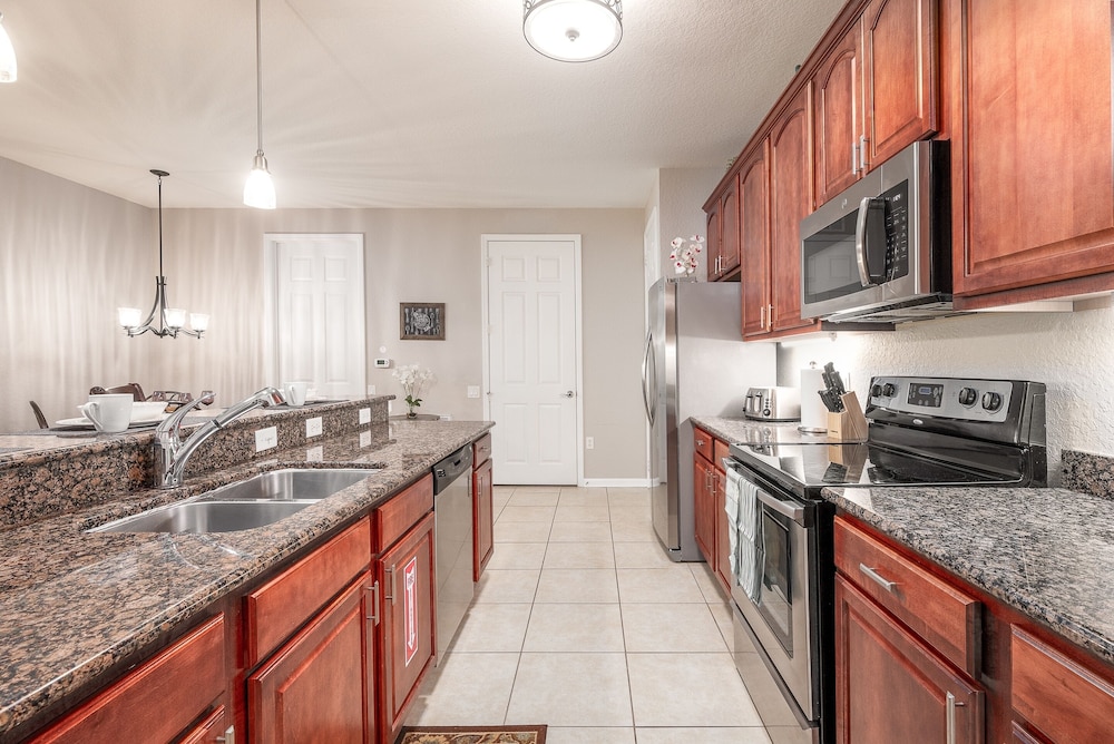 The Loft Deluxe 2 Bedroom Condo by RedAwning