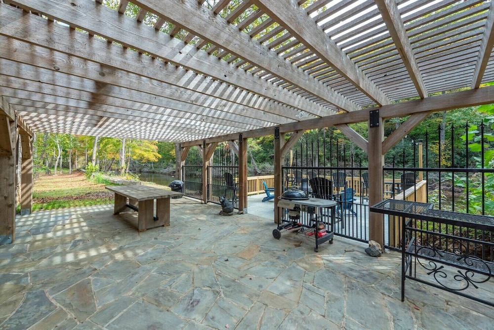 Luxe Riverfront Escape Mtn Views Pickleball Ct