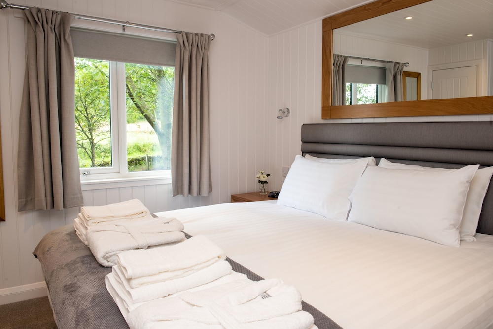 Super King Lodge-sleeps 2-hottub-sea View view 2