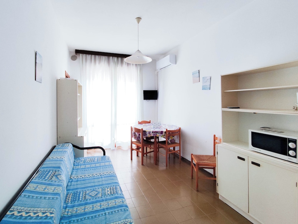 Cozy Flat With Balcony by the sea