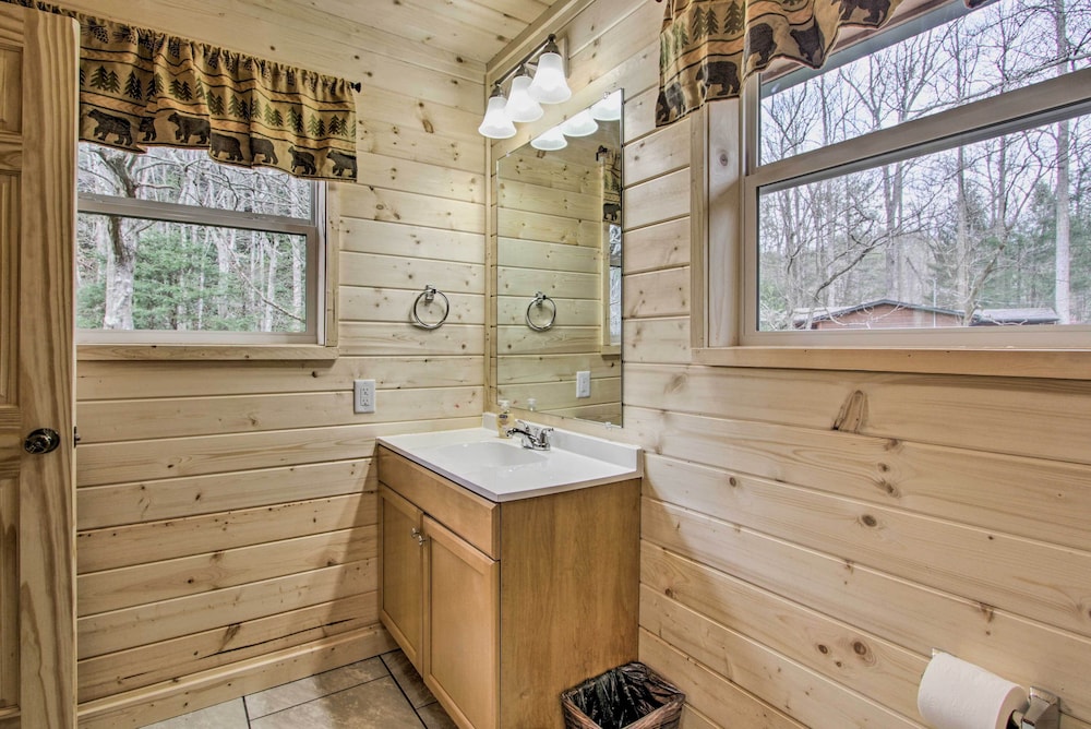 Gatlinburg Cabin: Hot Tub, Deck, Games