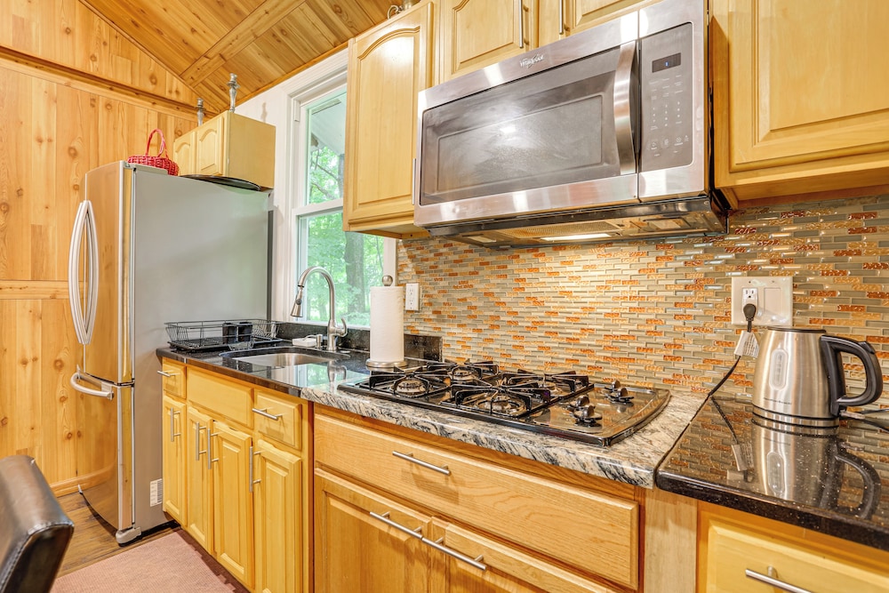 5 Mi to Monticello Raceway: Cabin w/ Pool Access!