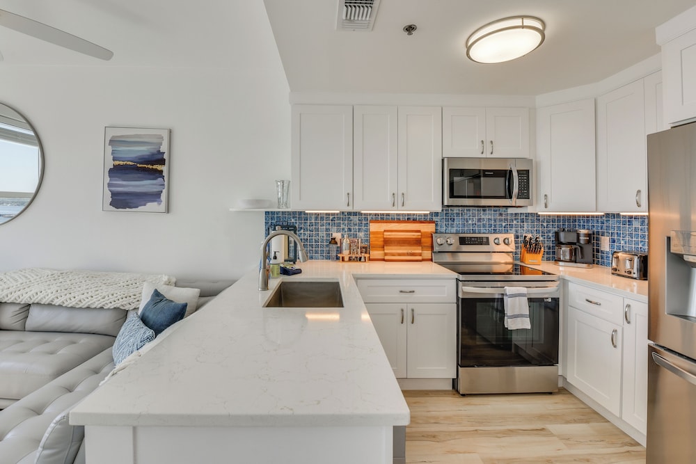 Walk to Sand! Modern Okaloosa Island Condo