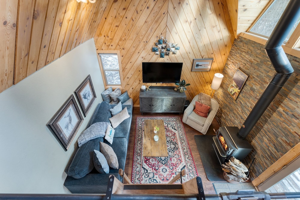 Sierra at Donner Lofted Cabin Minutes to Lake A-frame-inspired Design Deck