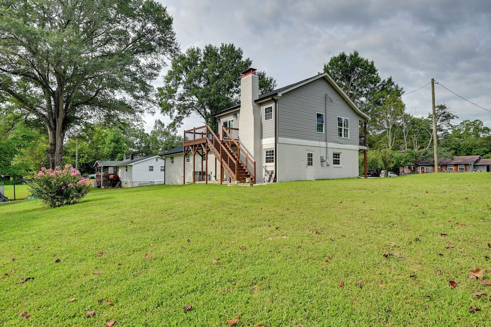 12 Mi to Downtown Winston-salem: Apt w/ Balcony!