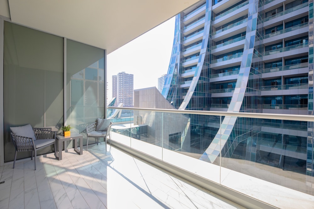 SIMPLY COMFORT Urban Chic Suites in J One Tower City & Canal Views