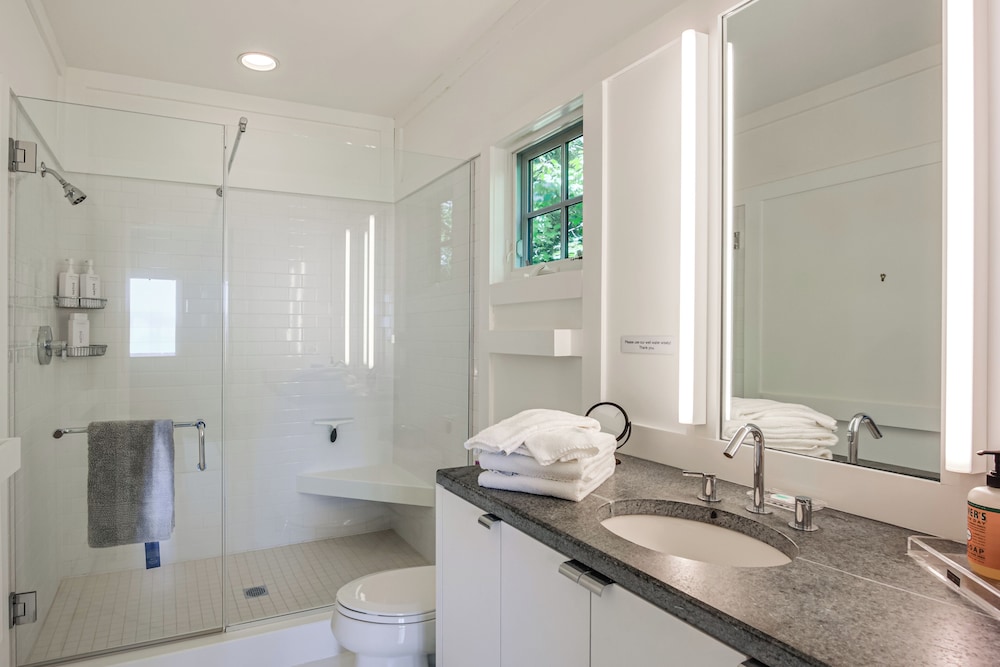 Group-friendly Newbury Stunner: Home Gym, Hot Tub!