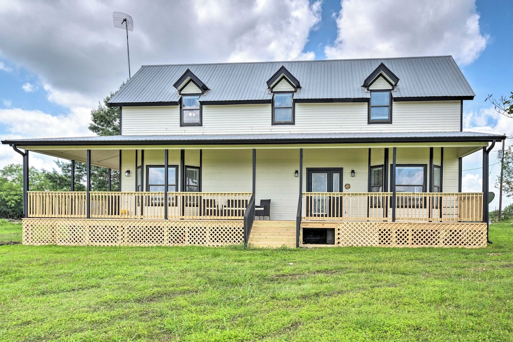 Gingerland Ranch in Del Valle: Game Room & Porch