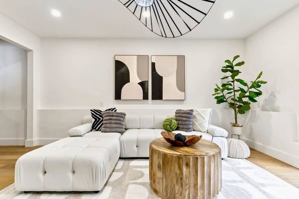 @ Marbella Lane - Stylish 4BR w/ Revitalizing View
