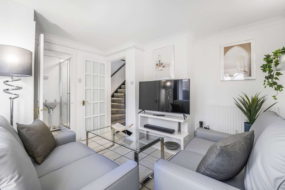 Elegant 4BR House Near City Centre Angus Suites
