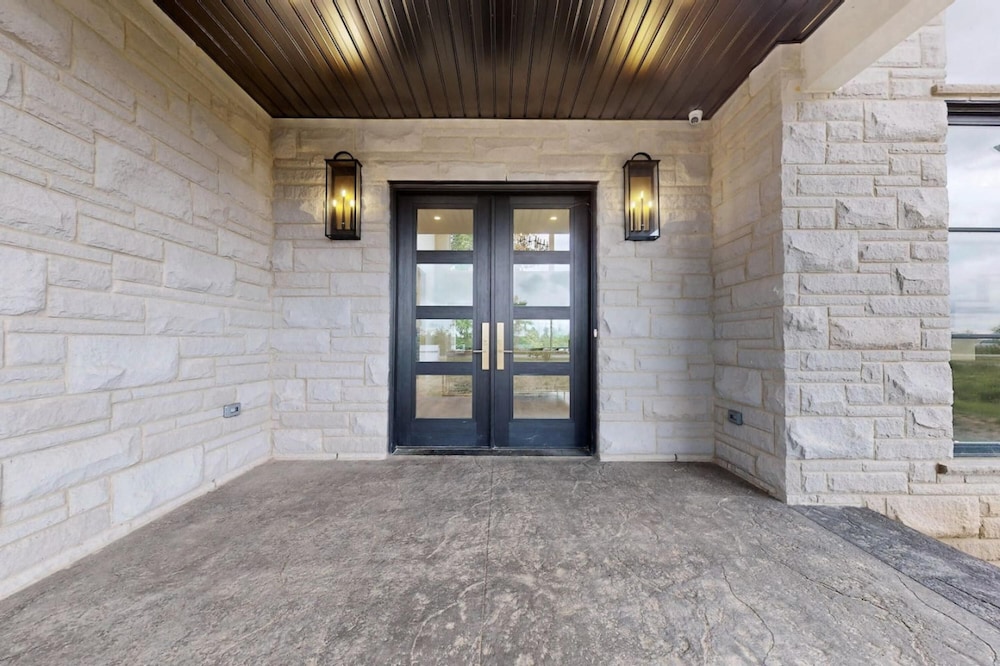 Lucky Mansion Luxury Villa in Fort Erie