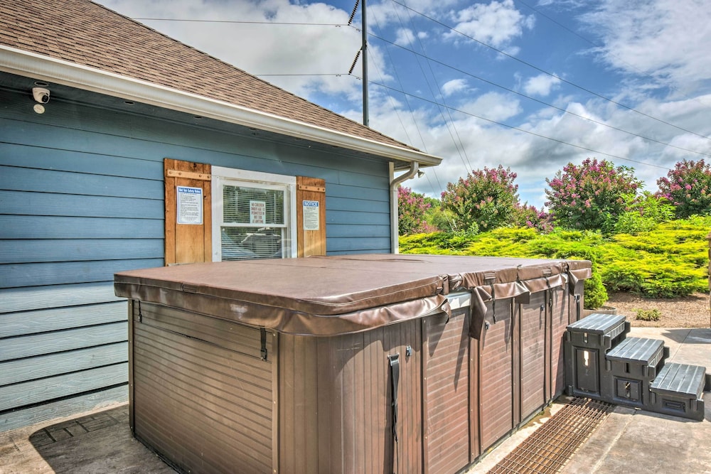 Lakeside Tiny Home Retreat w/ Pool & Hot Tub