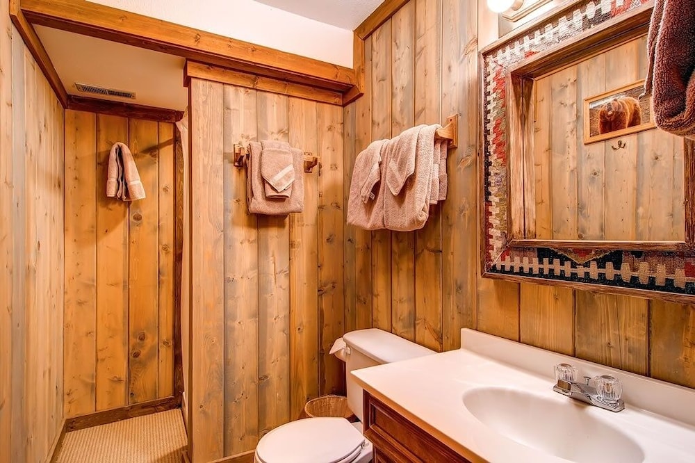Bear Lodge 6 Bedroom Home by RedAwning