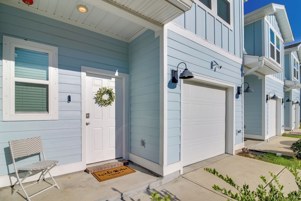 Pensacola Retreat w/ Pool Access, 20 Mi to Beach