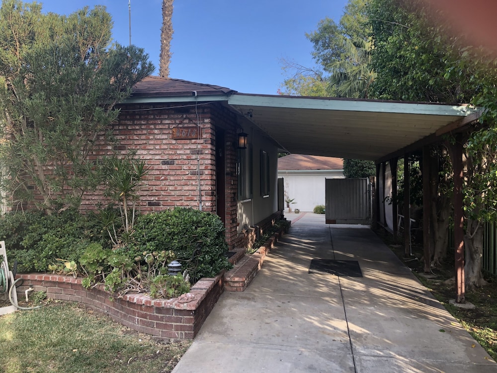 Lovely 2 Bedroom Home with Pool