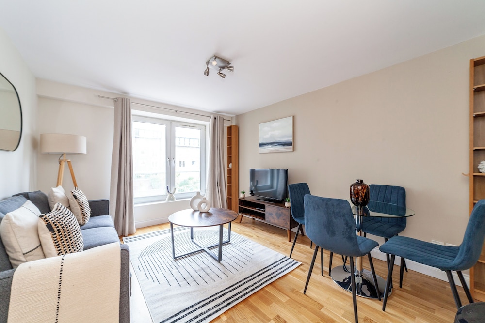 Trendy Flat in St Katharine