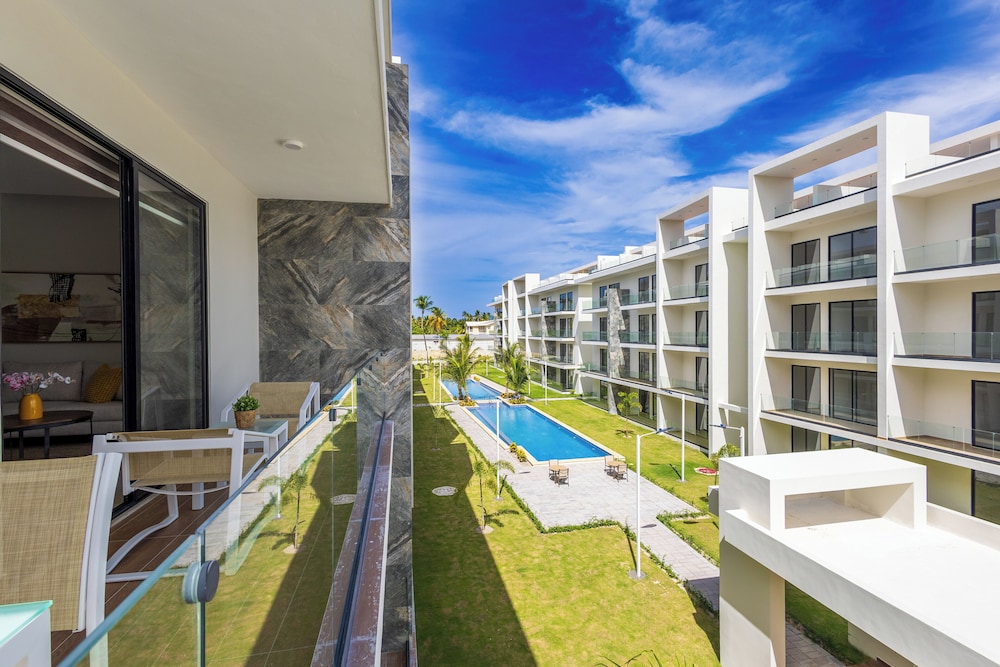 Tropical 2BR Retreat - Terrace, BBQ and Pool