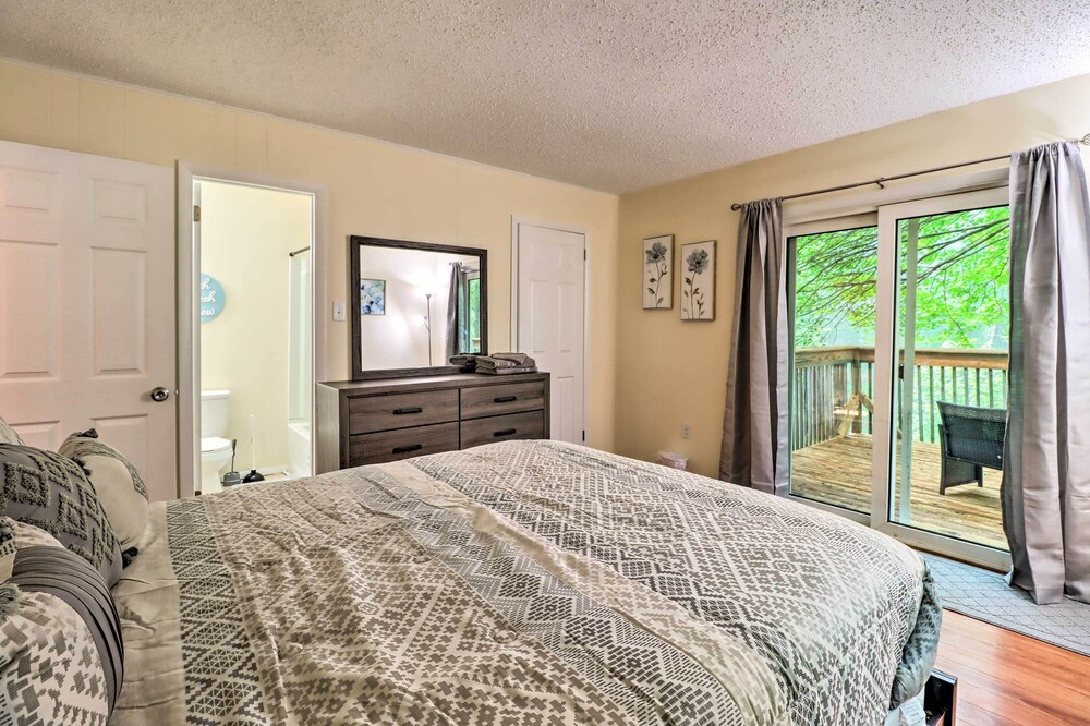 7 Mi to Lake Harmony: Home w/ Furnished Deck! view 3