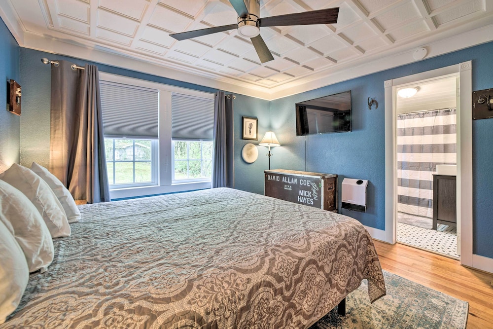 Cozy Wooded Retreat: 2 Mi to Dtwn Brevard! view 5