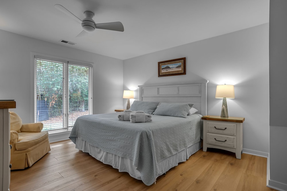 Community Perks + Views: Cozy Lake Norman Cottage