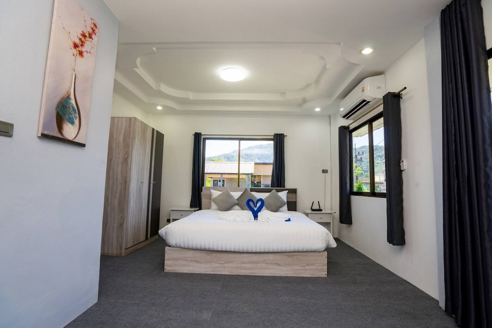 3 Bed 3 Bath Villa 400m to the Beach Sleeps 10