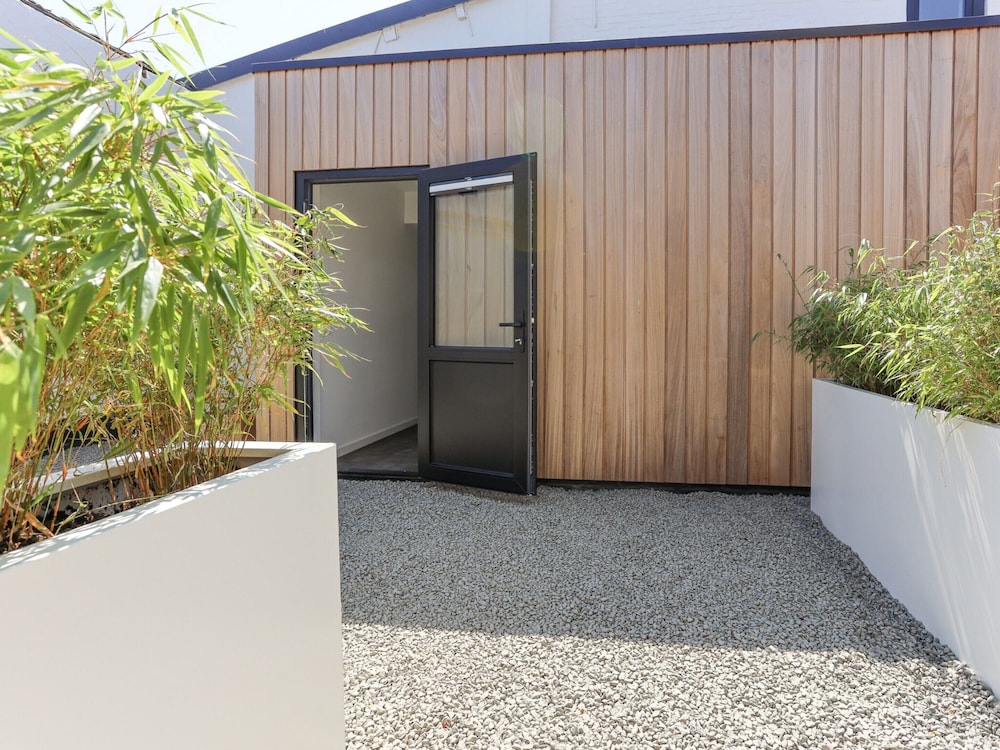 Modern Suite Near Beach