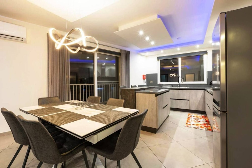 Luxury Apartment in Gzira Close to Sliema 3 BR Apartment Sleep 8