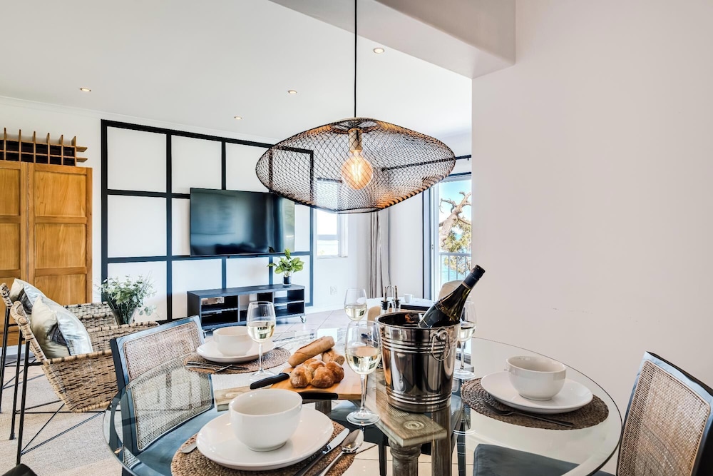 Chic 2bed in Camps Bay w Sea Views Bayview Rise