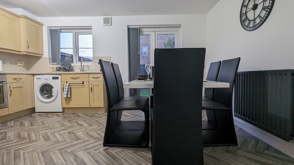 Leyland Road Retreat - 4 Bedroom House