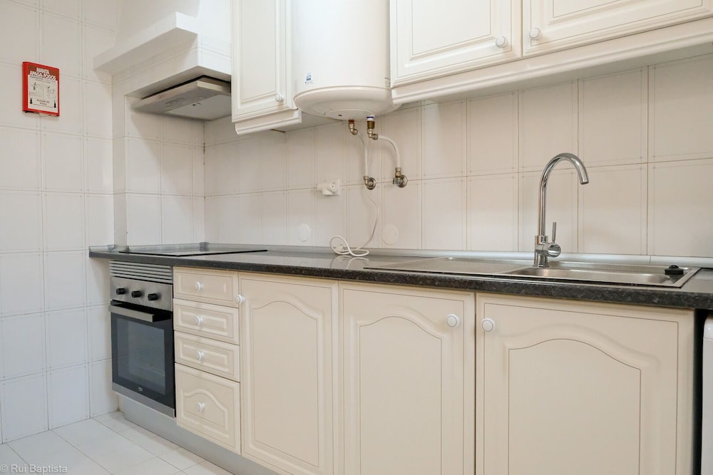 Immaculate 1-bed Apartment in Albufeira view 3