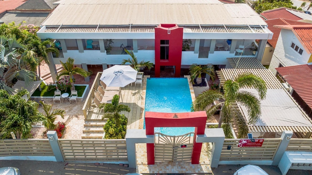 2BR 1BA Ground Level in the Heart of Aruba Pool