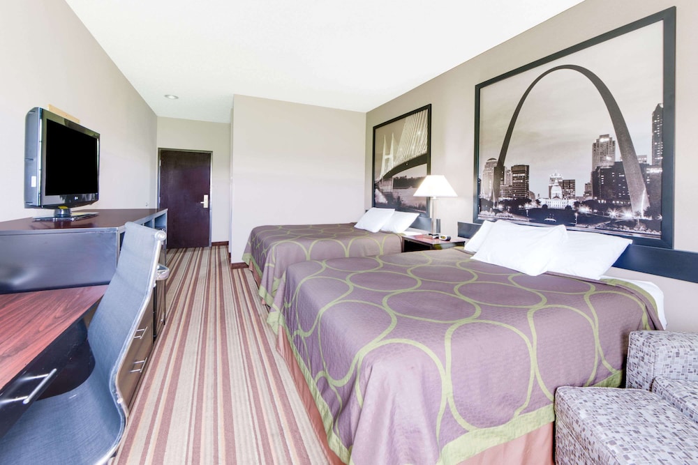 Super 8 by Wyndham Monett view 3