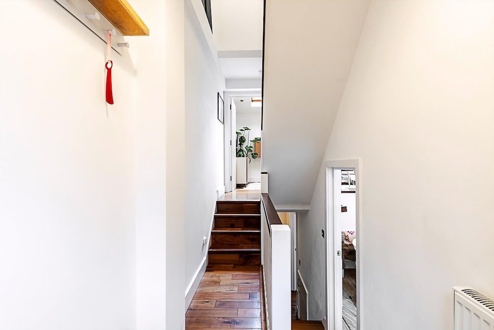 Modern & Airy 2-bed Gem in Trendy Stoke Newington